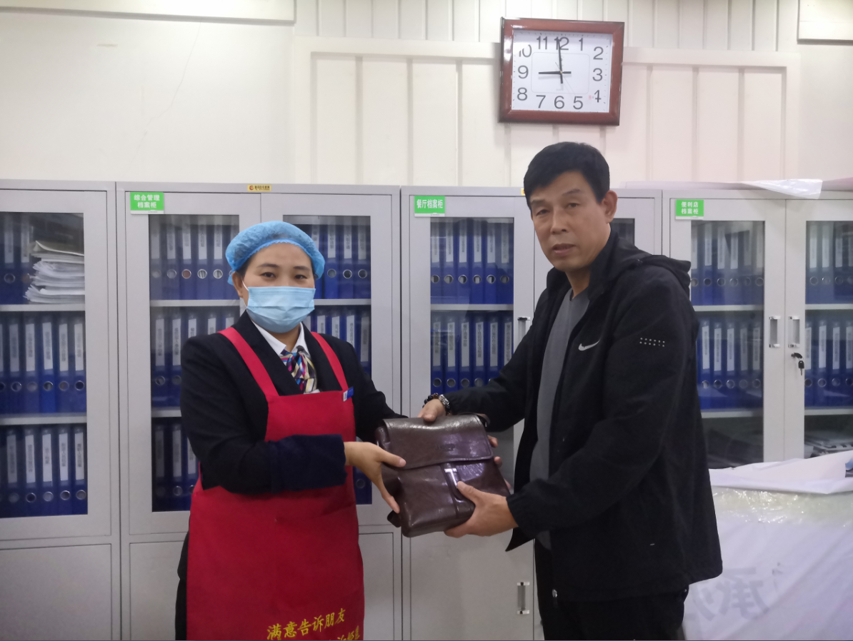 10月6日，三門峽服務區(qū)幫助司乘找回14000余元現(xiàn)金及存折、死亡證明等物品，失主執(zhí)意拿出500元酬謝被工作人員婉拒。.png