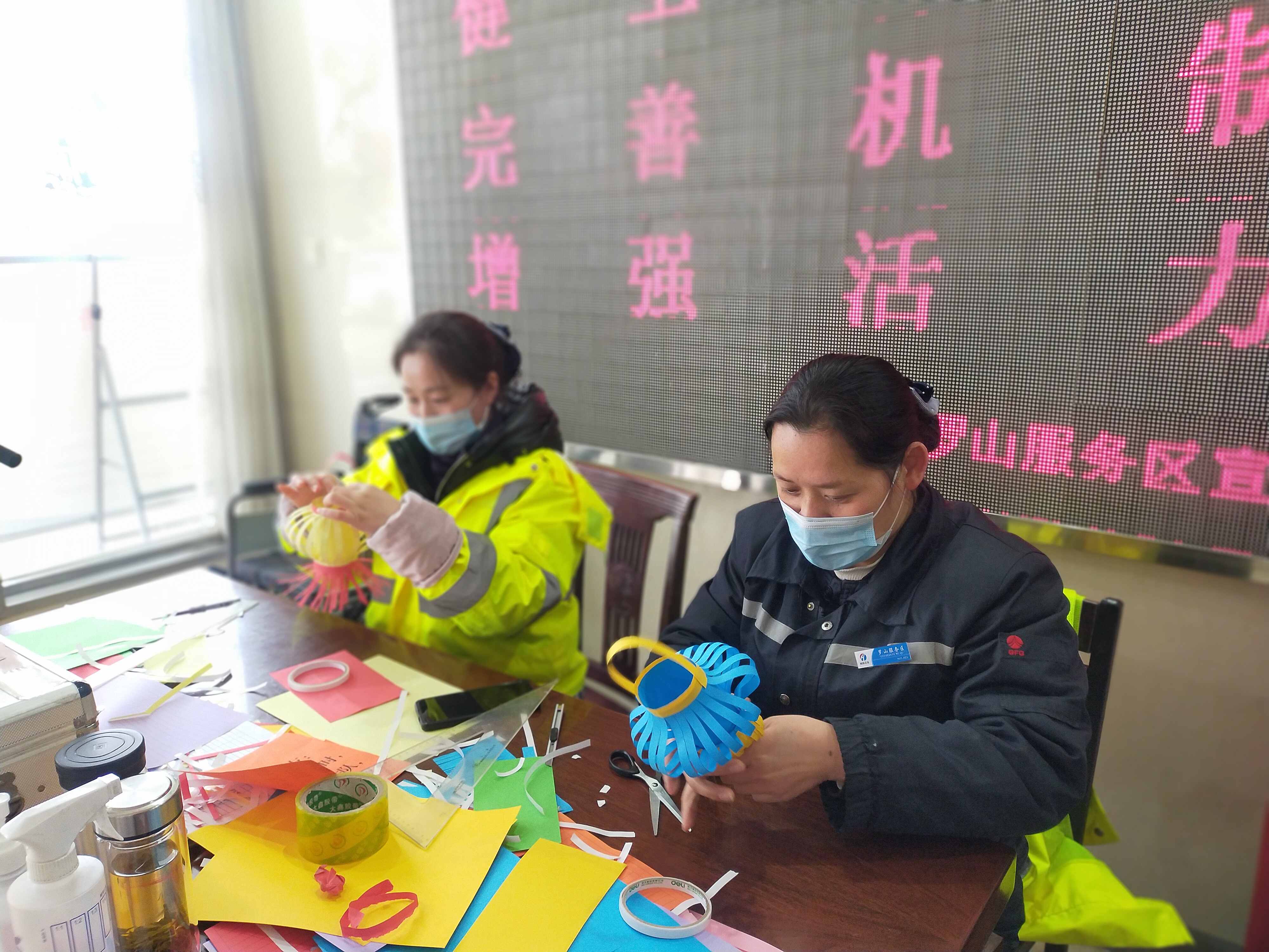 2月14日，羅山服務(wù)區(qū)員工手工制作元宵節(jié)小禮物，贈(zèng)送司乘朋友，深受小朋友們的喜愛(ài)。(張軍霞 攝.jpg