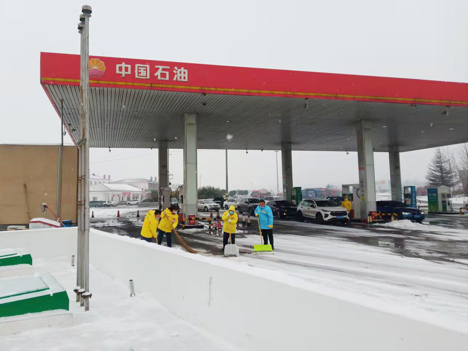 中油高速公司澠池加油站，站長(zhǎng)帶領(lǐng)員工清掃積雪。樊展展 攝_副.png