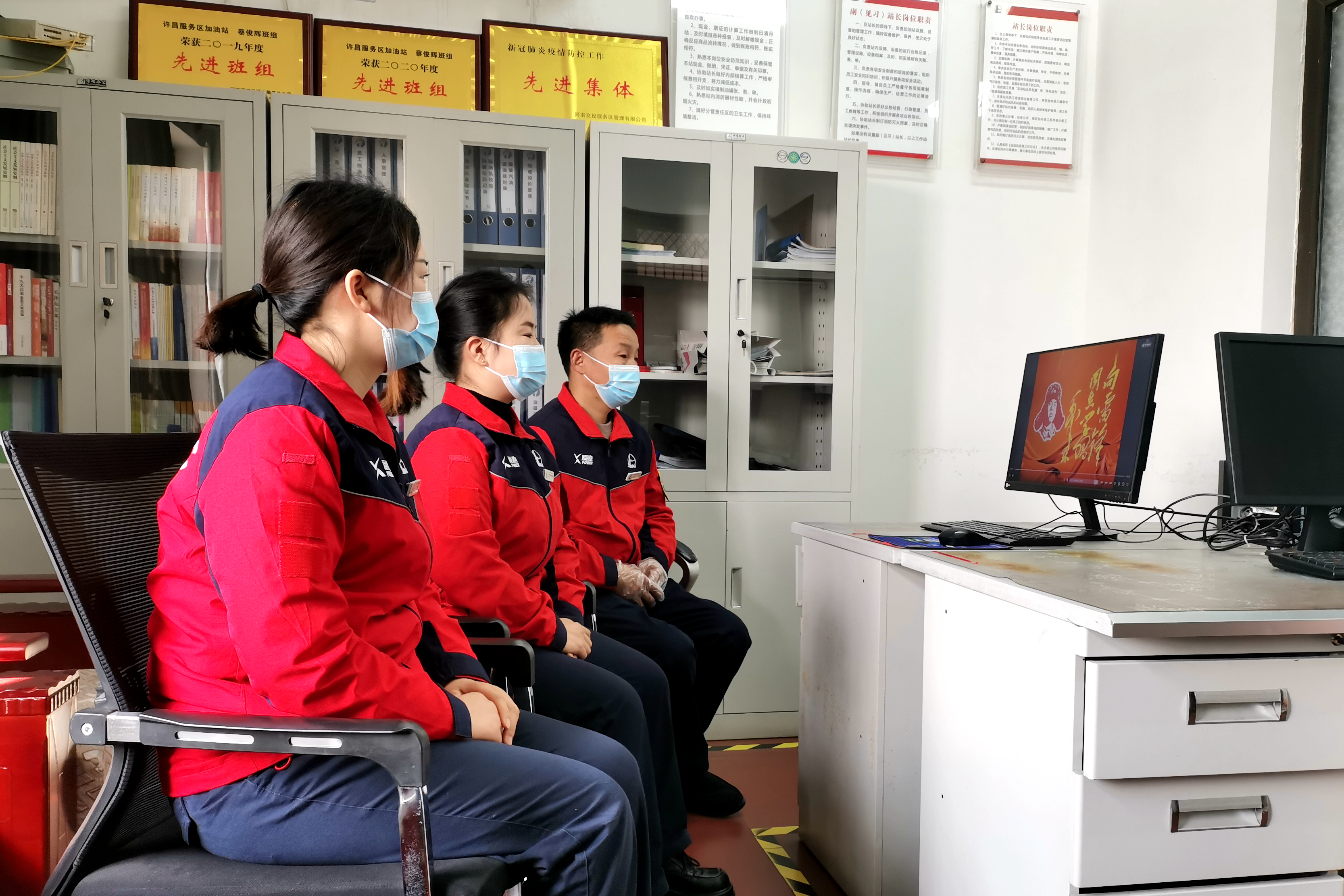 2023年3月2日高速石化許昌加油站學(xué)習(xí)雷鋒事跡，拍攝人：徐姍.jpg