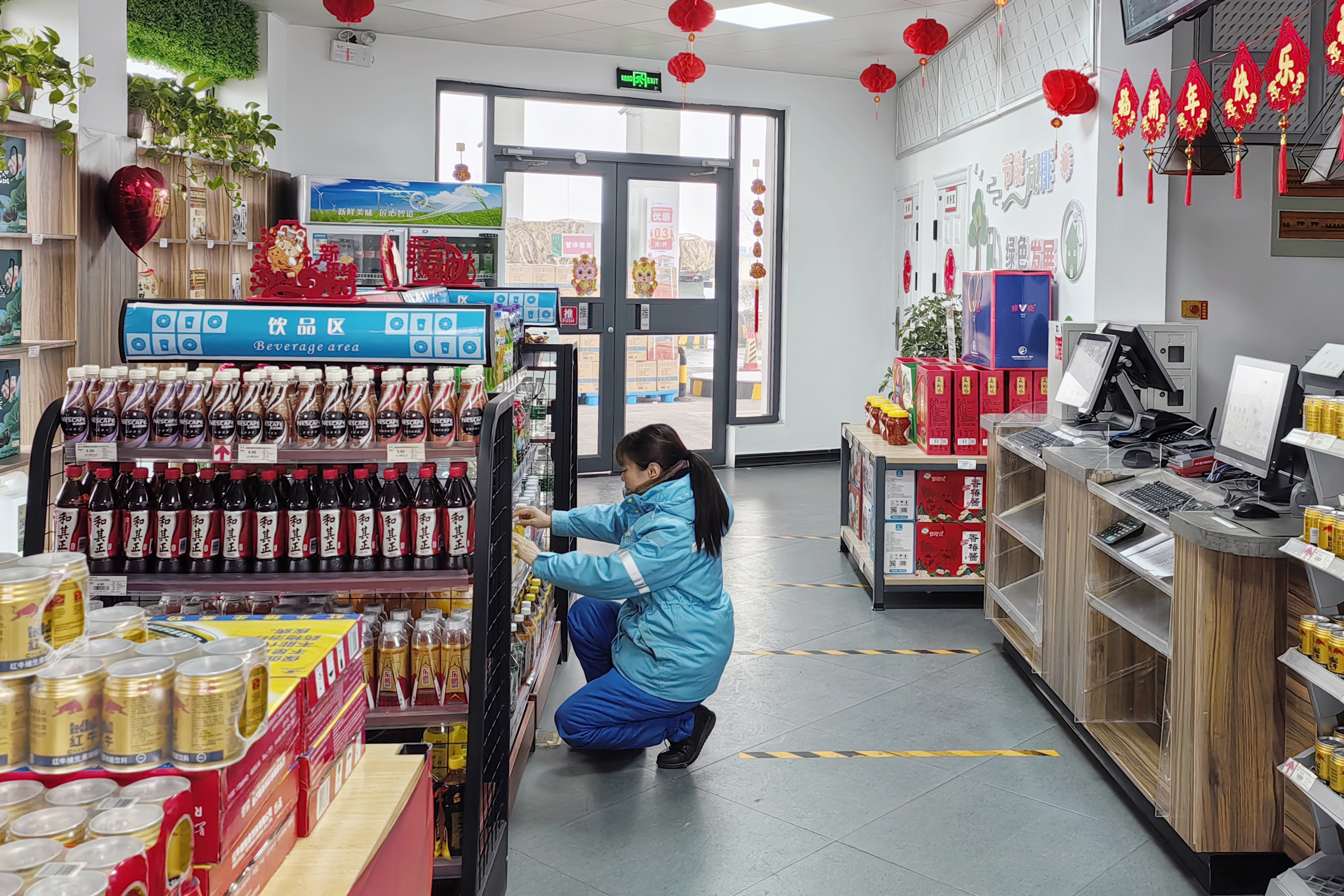 鶴壁服務(wù)區(qū)加油站，員工整理便利店商品，滿足顧客多樣化需求。拍攝：楊志杰.jpg