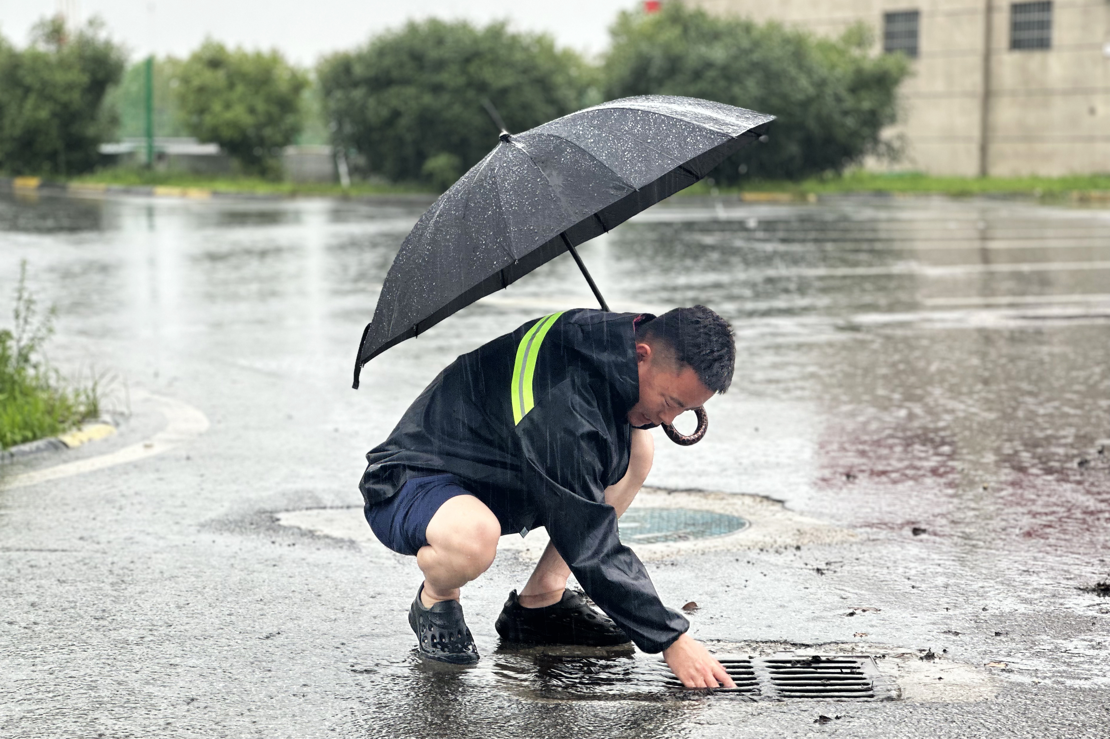2024年7月15日，社旗服務(wù)區(qū)暴雨，服務(wù)區(qū)領(lǐng)導(dǎo)班子帶領(lǐng)全體后勤及一線人員對服務(wù)區(qū)上、下道口邊溝進行隱患排查并清理，對兩區(qū)廣場、主車道排水井、篦子雜物進行清理，確保服務(wù)區(qū)安全工作落到實處（拍攝人：喬滿滿 185 3772 4358）.jpg